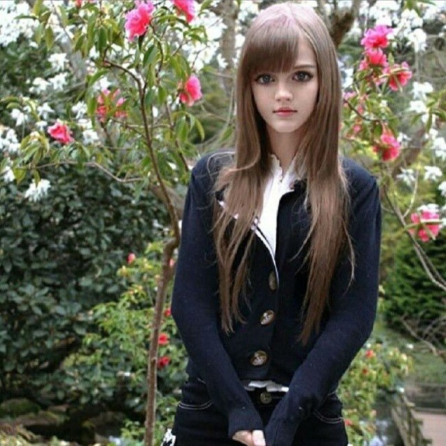 Wajah Dakota Rose memang sangat mirip dengan boneka Barbie. Dia pun senang memakai kostum ala boneka. Gadis ini sangat populer di Jepang dan China. Foto: Instagram