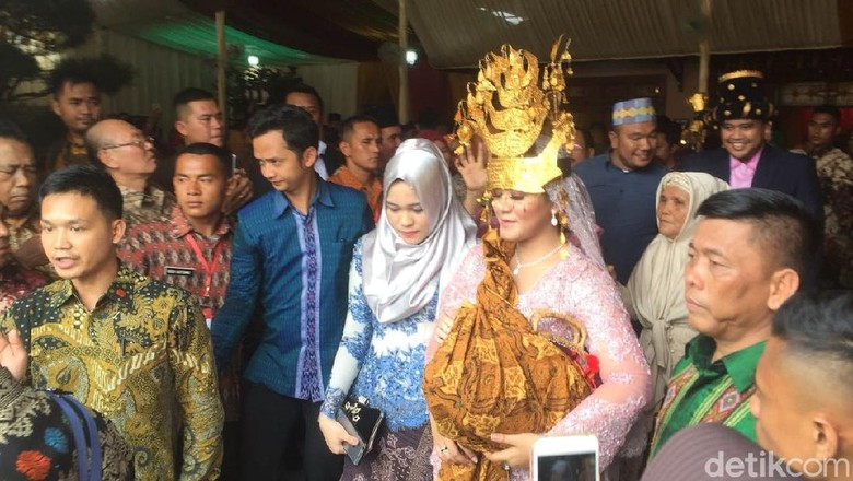Gendong Tempat Ayam, Kahiyang Tinggalkan Lokasi Adat Pemberian Marga Gendong Tempat Ayam, Kahiyang Tinggalkan Lokasi Adat Pemberian Marga