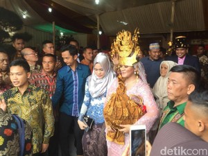 Uniknya Gaya Kahiyang Ayu Pakai Mahkota Tujuh Tingkat Mandailing