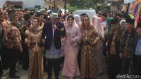 Sementara itu, Bobby memakai kemeja merah muda yang dilapis jas hitam serta peci dan kain berwarna senada dengan Kahiyang.