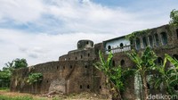 Tampak luar masjid terlihat layaknya sebuah benteng dari zaman kolonial Belanda.