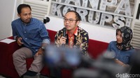 Yunarto Wijaya menjadi narasumber dalam diskusi media dan syukuran makan bakpao di Kantor ICW, Jakarta, Selasa (21/11).