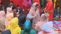Pembawa acara mengatakan, momen suap-suapan itu adalah bentuk adanya saling kasih dalam adat Tapanuli Selatan.  (Foto: Dok. Screenshot CNN Indonesia)