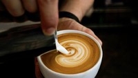 Kalau Grande Caffe Latte di Starbucks ini mengandung dua kali lipat Espresso dan ditambahi steamed milk serta milk foam. Jumlahnya menjadi 150 mg. Foto: Istimewa