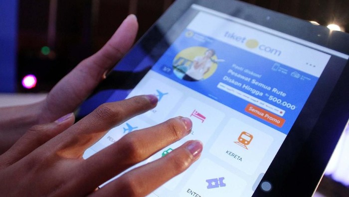 TiketCom saat ini terus memfokuskan diri untuk memperbaharui layanannya melalui berbagai terobosan baru salah satunya dengan tampilan logo baru, aplikasi yang lebih mudah,dan tambahan beberapa feature baru yang lebih mudah di aplikasikan yang diharapka dapat menciptakan pengalaman yang menyenangkan bagi para traveller dalam mengakses aplikasi tiketcom.