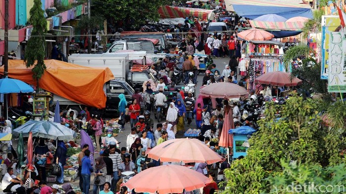Pedagang kaki lima memadati Jalan Masjid Lama kawasan Pasar 16 Ilir, Palembang, Sumatera Selatan. Kawasan ini kerap kali macet total karana banyaknya pedagang kaki lima yang turun kejalan untuk berjualan dan juga diperparah dengan angkot yang mangkal.