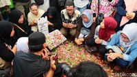 Anak angkat serta keluarganya tampak menemani aktris lawas tersebut hingga ke peristirahatan terakhirnya. Pool/Ismail/detikFoto.