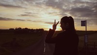 Gadis cantik asli Shanghai ini juga suka melihat sunset di Dunseverick Castle, Irlandia Utara. (@mingxi11/Instagram)