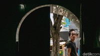 Seorang warga sedang berjalan menuju masjid.