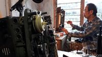 Cerita Oo 'Dokter' Radio Antik Rakit Pemutar Musik Kekinian