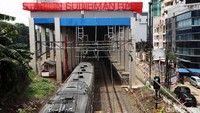 Stasiun Sudirman Baru ini dibangun tak jauh dari Stasiun Sudirman lama yang berjarak sekitar 200 meter.