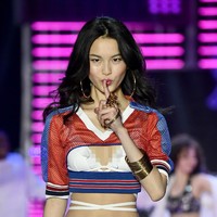 Xin Xie menjadi model China lainnya yang memulai debut di Victorias Secret tahun ini. Model 22 tahun itu tampil sporty dengan lingerie dari sister brand VS, PINK. Foto: Getty Images