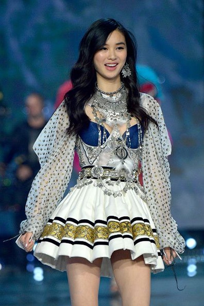 Model China kelahiran Prancis ini juga memeriahkan parade lingerie tahunan tersebut. Berbeda dengan rekan-rekannya, Estelle Chen tampil dengan lingerie serupa dress. Berusia 19 tahun, ia menjadi salah satu model termuda. Foto: Getty Images