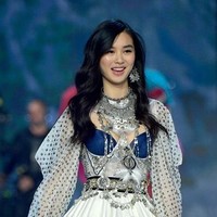 Model China kelahiran Prancis ini juga memeriahkan parade lingerie tahunan tersebut. Berbeda dengan rekan-rekannya, Estelle Chen tampil dengan lingerie serupa dress. Berusia 19 tahun, ia menjadi salah satu model termuda. Foto: Getty Images