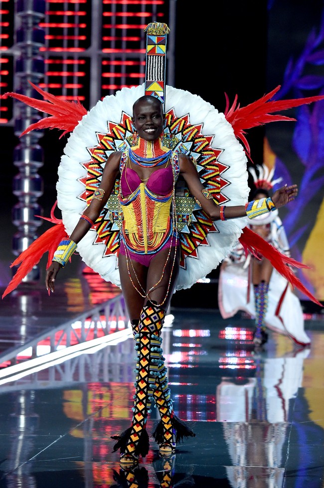 Grace Bol tampil dengan lingerie dan aksesori penuh warna bernuansa tribal di debutnya tahun ini. Foto: Getty Images