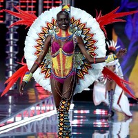 Grace Bol tampil dengan lingerie dan aksesori penuh warna bernuansa tribal di debutnya tahun ini. Foto: Getty Images