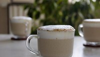 Latte macchiato juga diberikan busa susu dan rasa kopinya lebih pekat. Kopi jenis ini ternyata berjumlah 225 mg kafeinnya. Foto: Istimewa