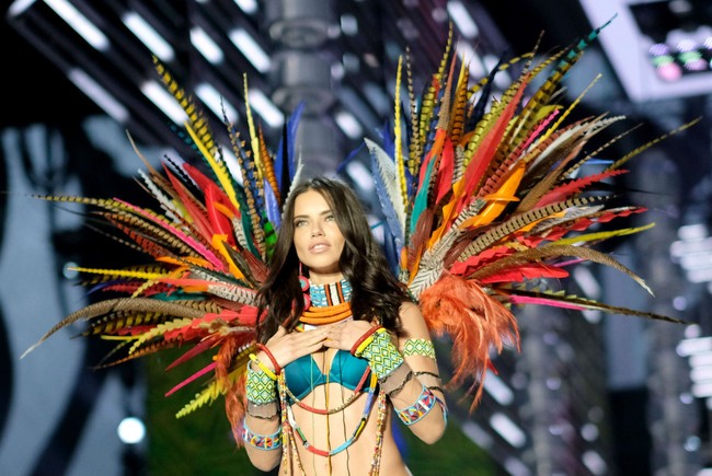 Adriana Lima di Fashion Show Victoria’s Secret 2017, Shanghai, China, Senin (20/11/2017) malam. Foto: Matt Winkelmeyer/Getty Images for Victorias Secret
