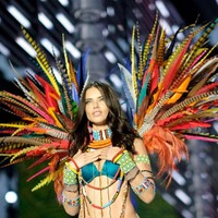 Adriana Lima di Fashion Show Victoria’s Secret 2017, Shanghai, China, Senin (20/11/2017) malam. Foto: Matt Winkelmeyer/Getty Images for Victorias Secret