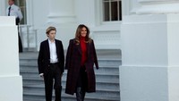 Melania dan Barron kompak berbaju dengan nuansa warna hitam saat menyambut kedatangan pohon natal.