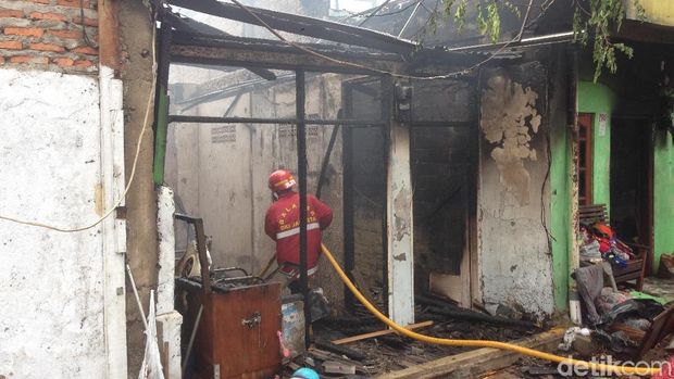 Kebakaran Rumah dan Toko Bangunan di Matraman Berhasil Dipadamkan