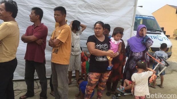 Antusiasme Warga Lihat Prosesi Pemberian Marga Siregar ke Kahiyang