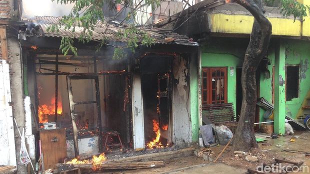Kebakaran di Matraman, 2 Rumah dan 1 Toko Hangus