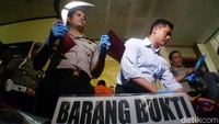 Polisi menyita sejumlah senjata tajam dari mereka.