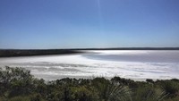 Sebagai informasi untuk traveler, selain di Esperance, Danau Pink juga ada lagi di Middle Island, bernama Lake Harrier. Kalau Lake Harrier, warna merahnya berlangsung sepanjang tahun, sedangkan Lake Spencer warnanya sudah memudar. (@evaacmb/Instagram)