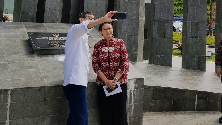 Momen Menlu dan Menkum Selfie Bareng di Pos Perbatasan Entikong Momen Menlu dan Menkum Selfie Bareng di Pos Perbatasan Entikong