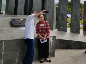 Momen Menlu dan Menkum Selfie Bareng di Pos Perbatasan Entikong