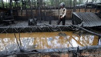Lokasi pengeboran tampak kotor dan bau.