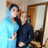 Kahiyang Ayu tampil cantik dalam balutan gaun panjang brokat warna biru muda. Veil di atas rambutnya membuat penampilan putri semata wayang Presiden RI Joko Widodo itu semakin anggun. Foto: Dok. Instagram @nicolasbulbul