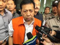 Selesai Diperiksa KPK, Setya Novanto Tetap Diam dan Dituntun