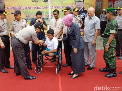 Kapolda Jatim berbincang dengan bocah difabel/ 