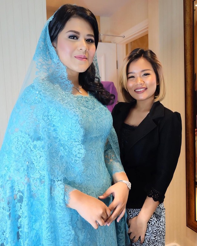 Sementara rambutnya sengaja dibuat belah samping dan bergelombang pada bagian bawah. Wiwik Welby yang dipercaya menjadi penata rambut Kahiyang Ayu saat prosesi Haroan Boru.  Foto: Dok. Instagram @nicolasbulbul