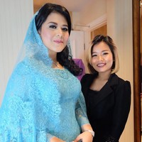 Sementara rambutnya sengaja dibuat belah samping dan bergelombang pada bagian bawah. Wiwik Welby yang dipercaya menjadi penata rambut Kahiyang Ayu saat prosesi Haroan Boru.  Foto: Dok. Instagram @nicolasbulbul