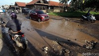 Para pengendara harus berhati-hati saat melintas di jalan tersebut.