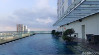 Hotel JW Marriott Medan memiliki kolam renang di lantai 17. Gayanya adalah infinity pool dengan pemandangan Kota Medan yang bisa dilihat dari pagar dinding kaca (Odilia/detikTravel)