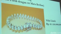 Satu gelang emas putih dengan 33 mata berlian ini bernilai limit Rp 21.124.000. Anda berminat?