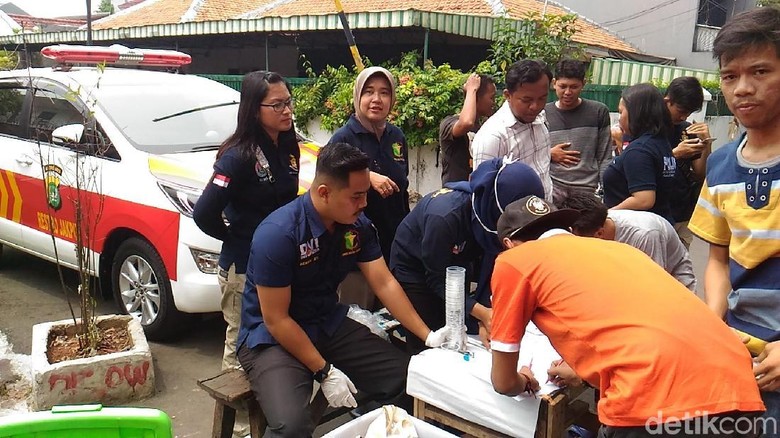 Razia Narkoba di Johar Baru, Polisi Temukan Senjata Tajam dan Sabu Razia Narkoba di Johar Baru, Polisi Temukan Senjata Tajam dan Sabu