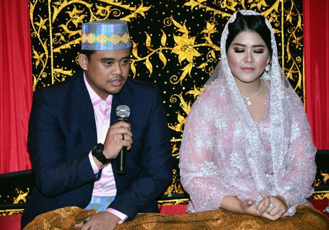Kahiyang tampil dalam balutan kebaya pink pastel yang bermandikan payet kemilauan, lengkap dengan veilnya. Foto: Media Center Kahiyang-Bobby