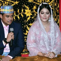 Kahiyang tampil dalam balutan kebaya pink pastel yang bermandikan payet kemilauan, lengkap dengan veilnya. Foto: Media Center Kahiyang-Bobby