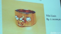 Cincin model gelang plat emas ini memiliki 8 mata berlian yang dilelang dengan nilai limit Rp 5.140.000.