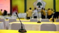 Rapat yang dimulai pada pukul 13.30 hingga 16.00 WIB itu belum selesai. Beberapa petinggi Golkar sejenak meninggalkan lokasi dalam waktu jeda rapat.