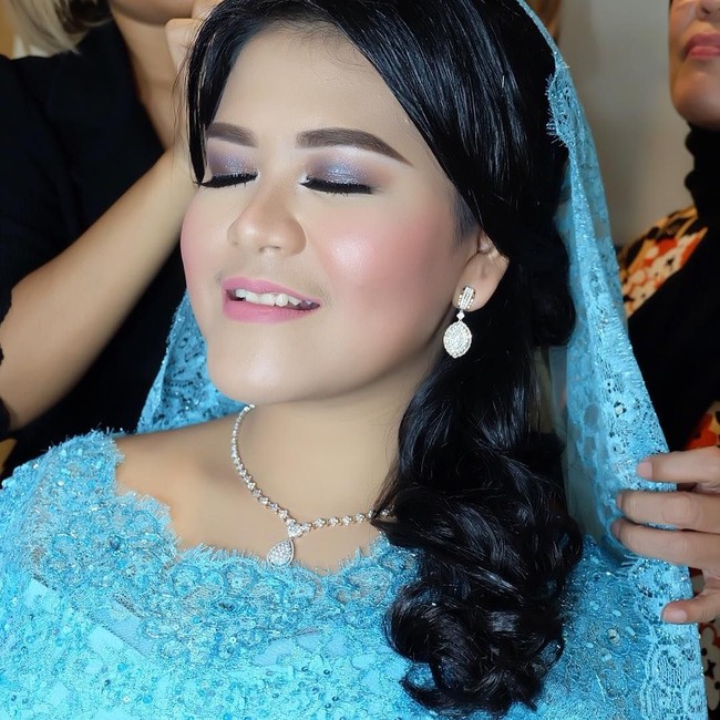 Untuk pulasan makeup yang diterapkan berkonsep flawless dan natural.  Makeup artist Nico Samosir lah yang membuat Kahiyang Ayu terlihat cantik ketika prosesi Haroan Boru dilakukan di kediaman Bobby Nasution, Perumahan Bukit Hijau Regency, Taman Setia Budi (BHR Tasbi), Asam Kumbang, Medan, Sumatera Utara. Foto: Dok. Instagram @nicolasbulbul