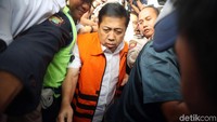 Para wartawan yang menantinya sejak pagi berebut mengambil gambar ketua DPR yang kini mendekam di rutan KPK itu.