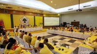 Dalam rapat ini, juga akan dibahas soal surat Setya Novanto yang telah menunjuk Idrus Marham selaku Plt di Golkar. Pleno akan menentukan apakah Golkar memilih menunjuk plt ketum sebagai perpanjangan tangan Novanto, atau munaslub untuk mencari ketum yang baru.