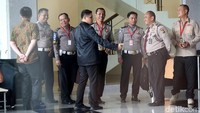 Salah seorang penyidik dari Ditlantas Polda Metro Jaya di KPK, Jalan Kuningan Persada, Jakarta Selatan, Selasa (21/11/2017), mengatakan, Novanto sedianya diperiksa sebagai saksi. Namun pemeriksaan urung dilakukan karena menurutnya Novanto sakit.