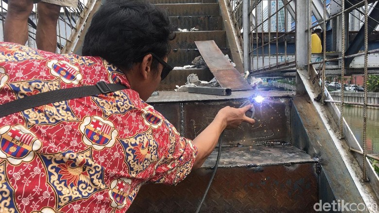 Ditambal Pelat Baja, JPO Kampung Bandan Tak Lagi Bolong Ditambal Pelat Baja, JPO Kampung Bandan Tak Lagi Bolong